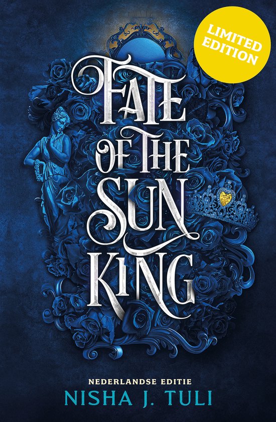 Blauwe boekcover met sierlijke bloemen, kroon, standbeeld en grote tekst “Faith of the Sun King”.