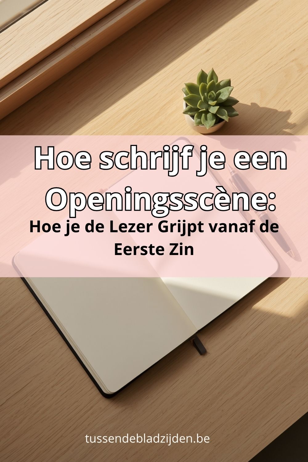 Houten bureau met tablet, kleine vetplant in pot en tekstoverlay over eerste zin en openingsscène.
