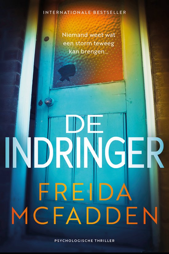 Blauwe deur met regenachtige ruit, boekcovertekst “De indringer” en “Freida McFadden” in neonkleuren.