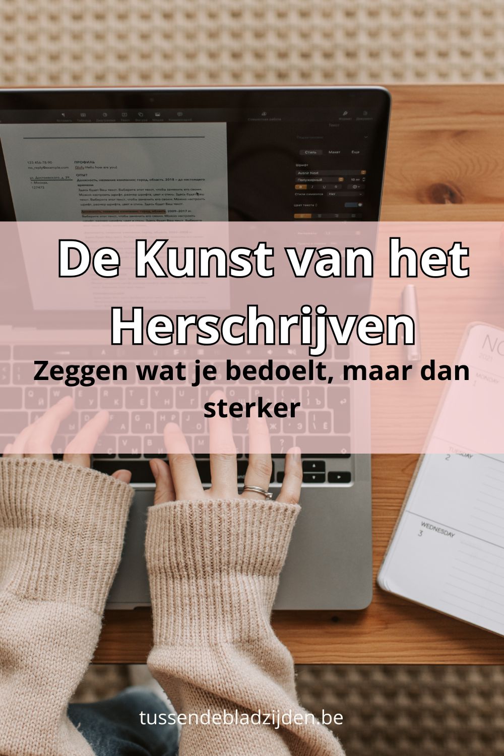 Handen typen op laptop, warme sokken, notitieboek op houten bureau met tekstoverlay “De Kunst van het Herschrijven”.